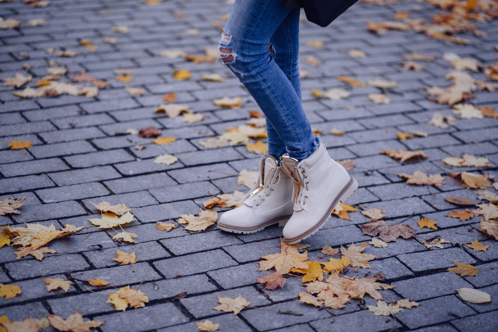 Many people like to wear fashionable clothes.